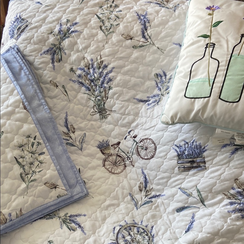 Floral Quilt Set with Pillow - Blue and White